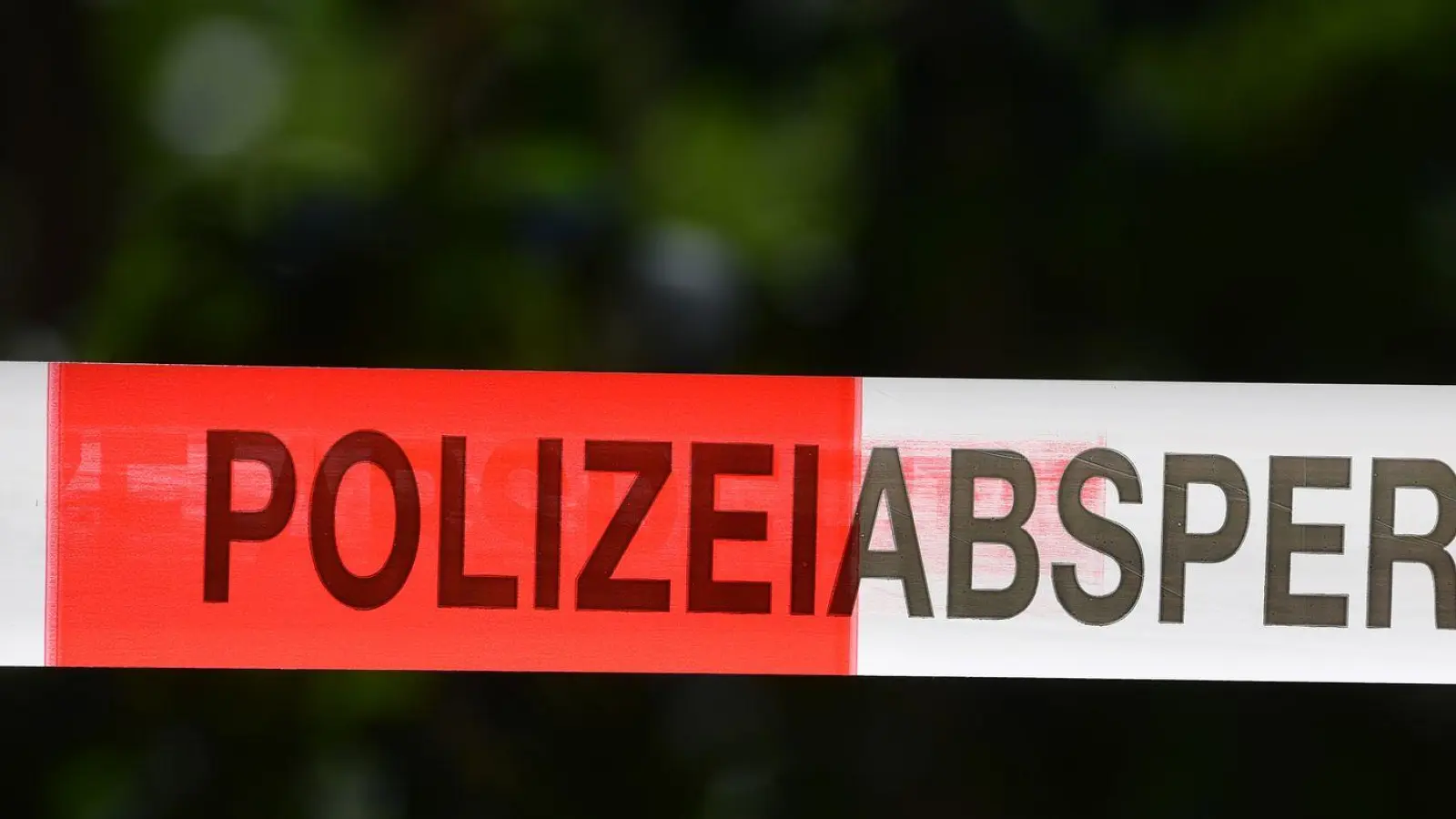 Mord und Totschlag kommen in True-Crime-Formaten überproportional häufig vor - anders als in der Realität. (Illustration) (Foto: Hendrik Schmidt/dpa)