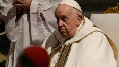 Papst Franziskus nimmt an der Christmette im Petersdom im Vatikan teil. (Foto: Gregorio Borgia/AP/dpa)