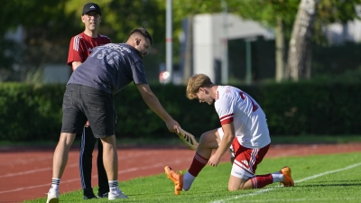 Einer der Neuzugänge, die sich beim TSC gut eingefunden haben: Luca Glanz (rechts), hier beim Schuhwechsel. Im Hintergrund: Trainer Dieter Kreiselmeier. (Foto: Martin Rügner)