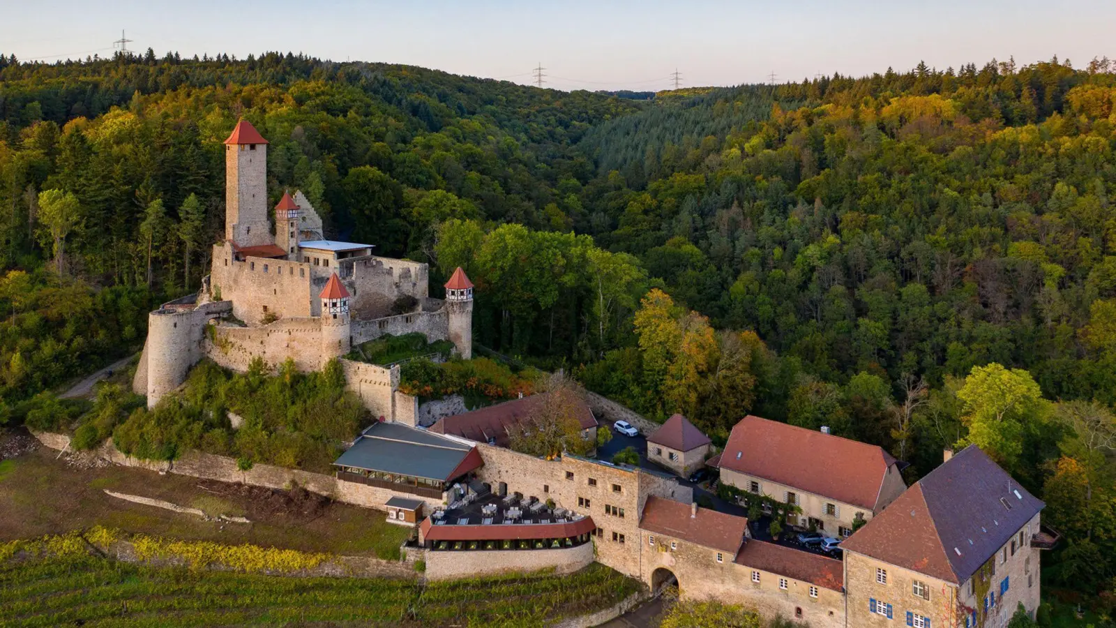 Die Burg Hornberg war einst Heimat des Reichsritters Götz von Berlichingen. (Foto: Burgenstraße e.V./dpa-tmn)