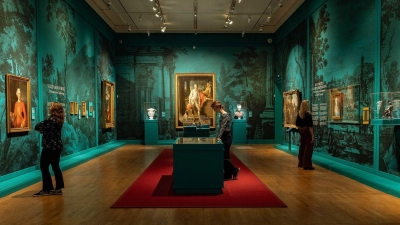 Die Ausstellung „The Grand Tour“ im Mauritshuis zeigt derzeit in einer Sonderausstellung Spitzenstücke aus den Kunstsammlungen von drei britischen Landhäusern, darunter auch das Portrait von Thomas William Coke (M). (Foto: Mauritshuis/dpa-tmn)