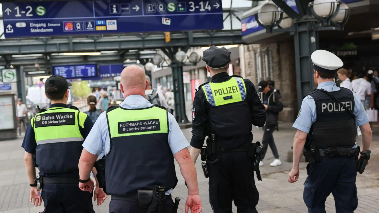 An den Bahnhöfen wollen Bundespolizei und DB Sicherheit gemeinsam die Präsenz erhöhen, um Straftaten vorzubeugen und das Sicherheitsgefühl der Reisenden zu stärken. (Archivfoto) (Foto: Christian Charisius/dpa)