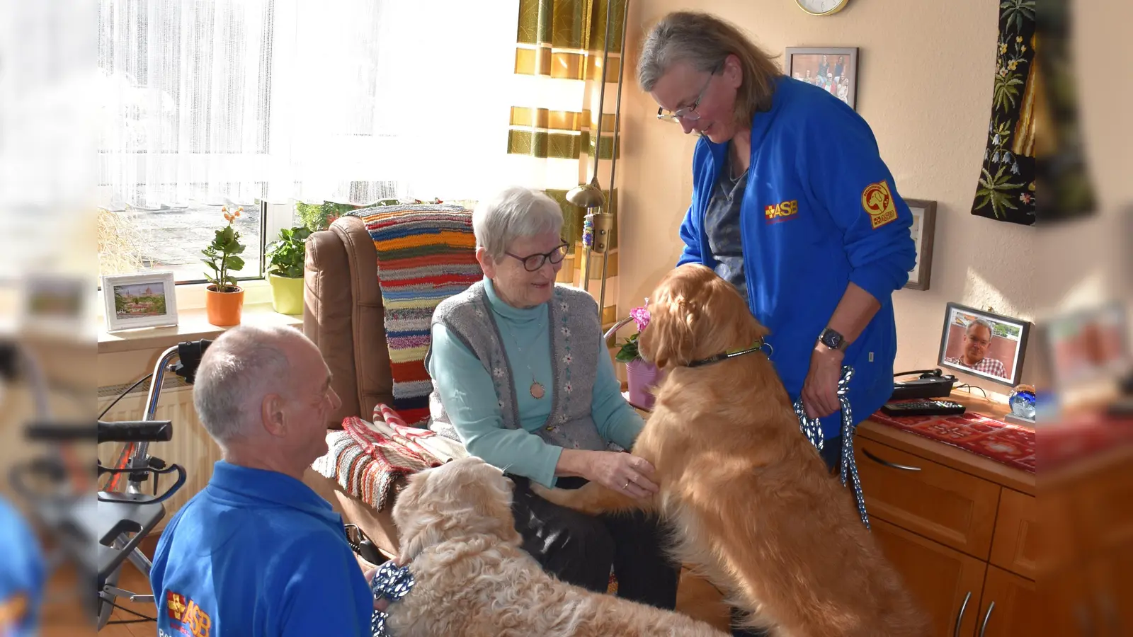 Reiner und Berta Wagner besuchen mit ihren Hunden Bella und Amy auch Gertraud Böhme. (Foto: Ute Niephaus)