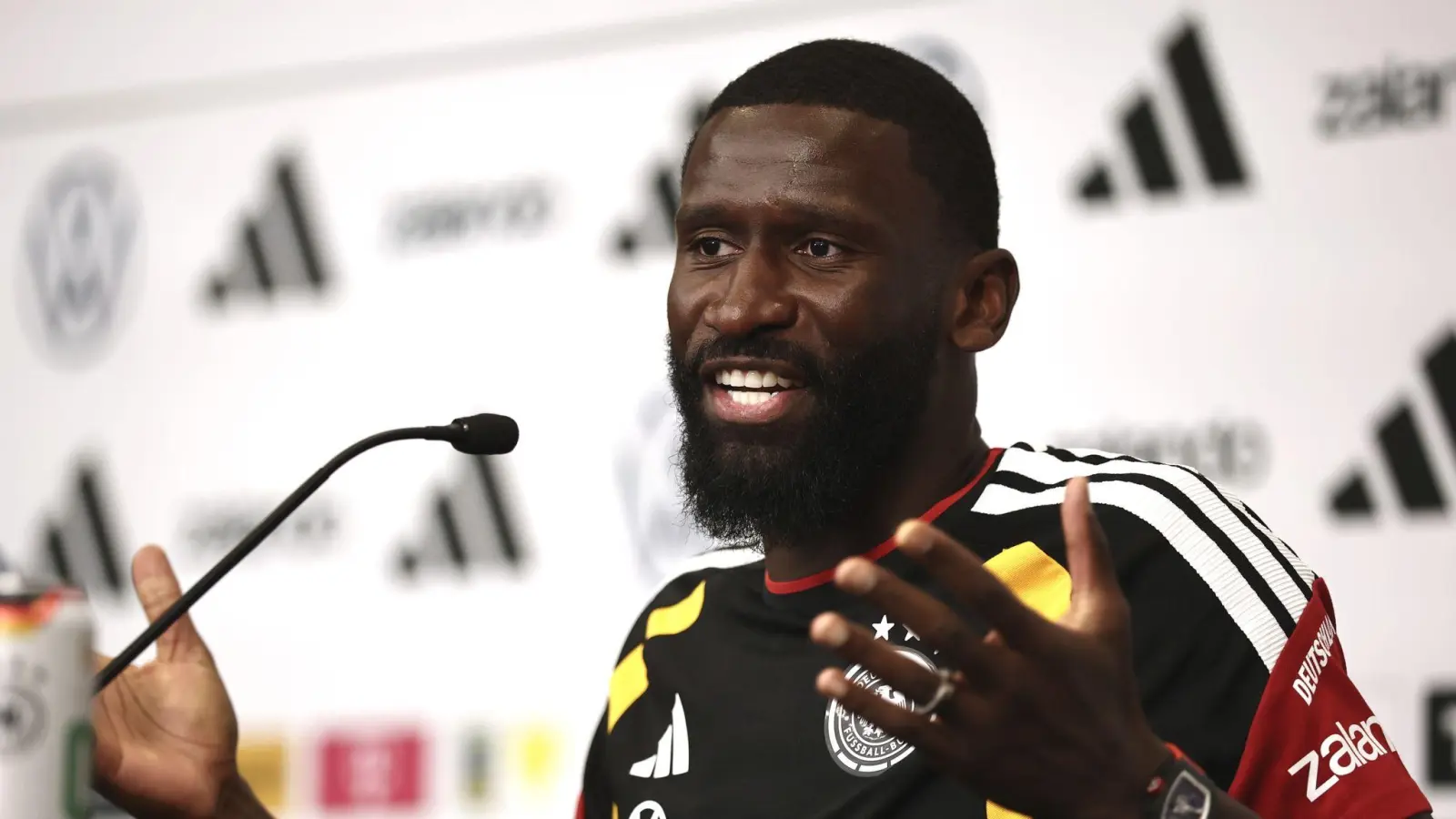 Antonio Rüdiger spricht sich für Gelassenheit im Umgang mit dem Gebet von Kollege Felix Nmecha aus.  (Foto: Christian Charisius/dpa)