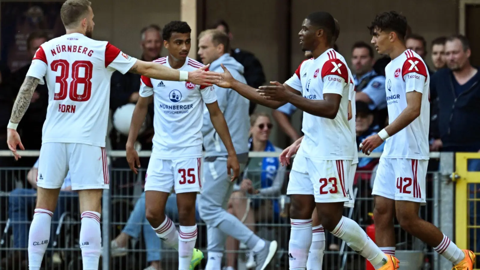 Nürnbergs Spieler jubeln über ihren Treffer zum 1:0. (Foto: David Inderlied/dpa)