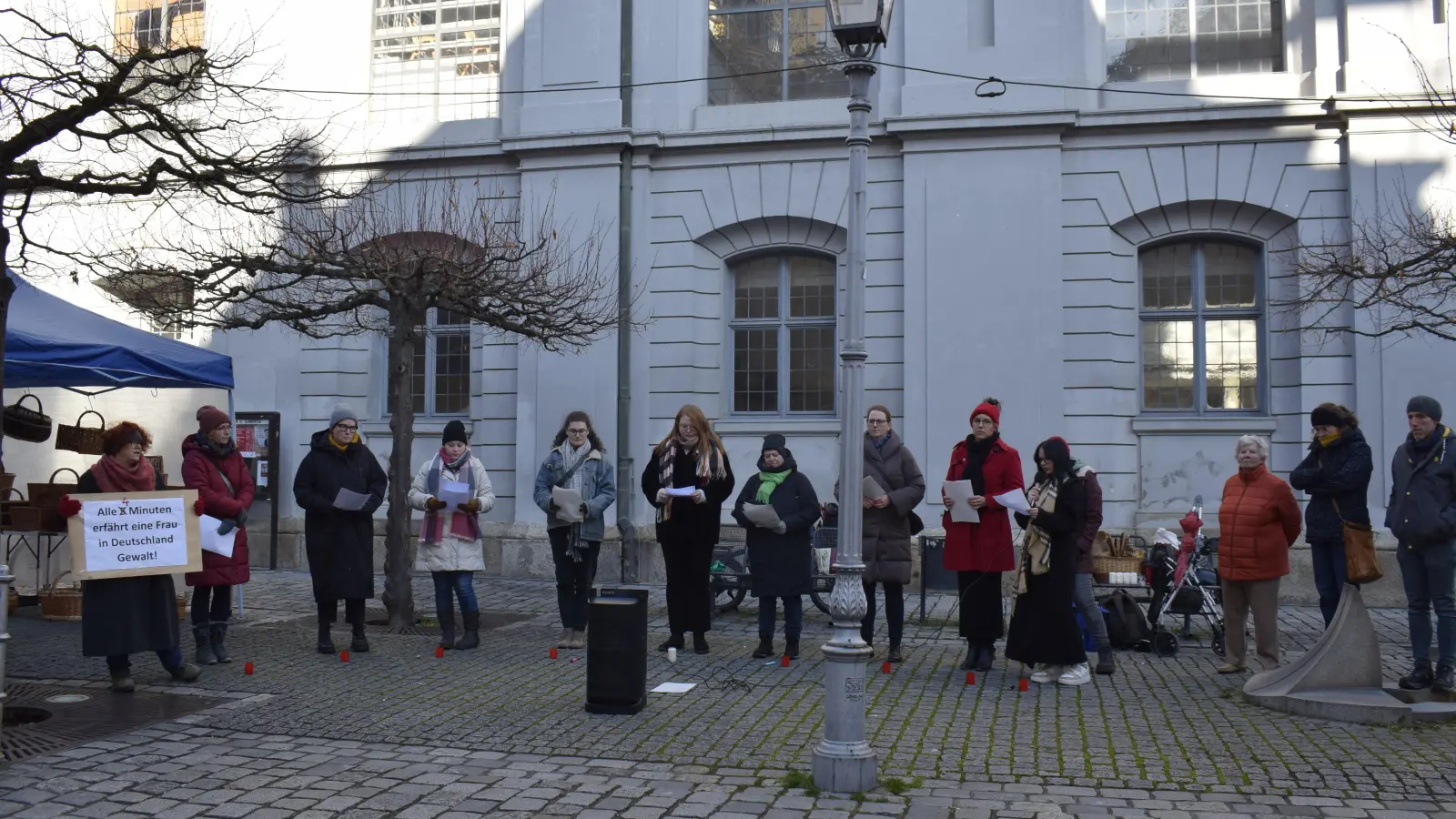 Mit eindrucksvollen Erzählungen machten die Teilnehmenden der Mahnwache auf das Schicksal von Frauen, die Opfer von Gewalt wurden, aufmerksam. (Foto: Christina Özbek)