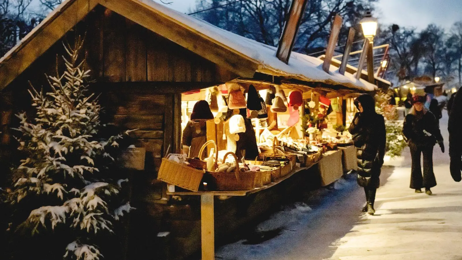 Mützen sind gut zu gebrauchen, wenn man im winterlichen Stockholm umherflaniert - wer noch keine hat, kann etwa auf dem Weihnachtsmarkt auf dem Skansen-Museumsgelände eine kaufen. (Foto: Skansen/dpa-tmn)