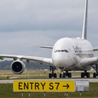 Eine frühere Landung einer Lufthansa A380 in München. (Illustration) (Foto: Peter Kneffel/dpa)