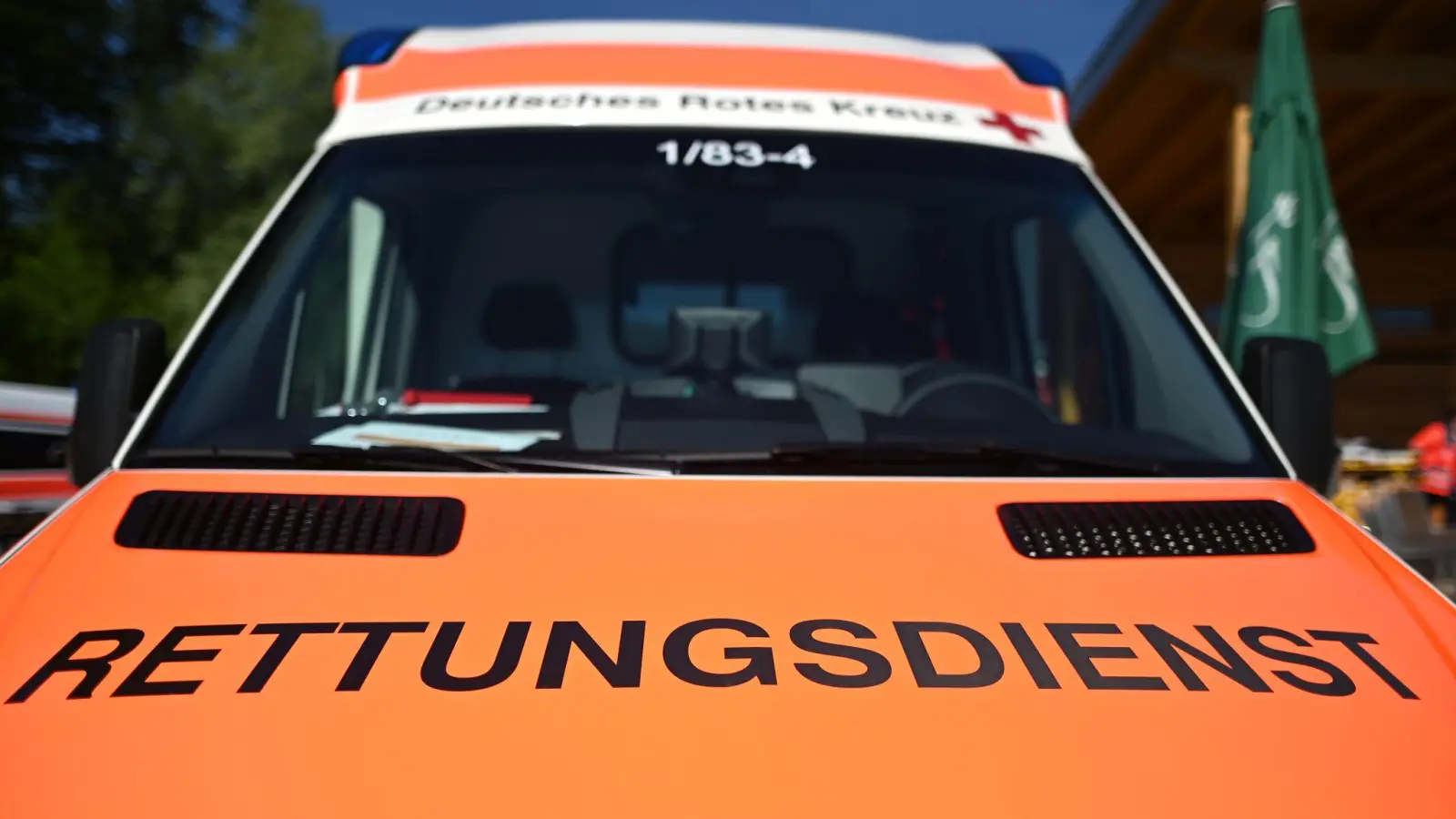 Fahrerin und Fahrer wurden vom Rettungsdienst versorgt. (Symbolbild: Patrick Seeger/dpa)