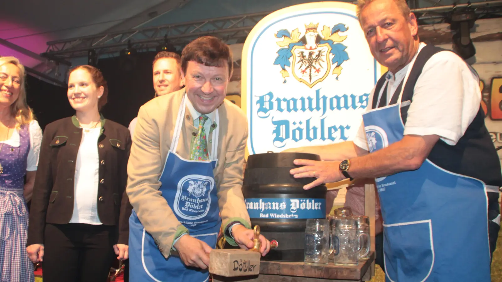 Und das Bier fließt: Bürgermeister Jürgen Heckel (mit Hammer) bei Anstich des ersten Fasses Freibier. (Foto: Hans-Bernd Glanz)