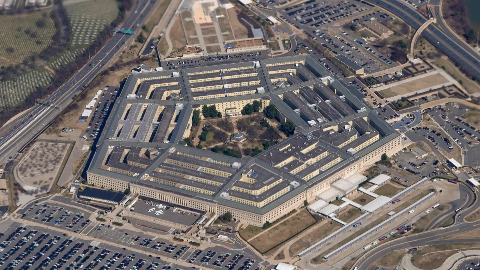 Das Pentagon in Washington DC (Symbolbild). Nach Angaben des nordamerikanischen Luftverteidigungskommandos Norad hatte das US-Militär versucht, mit dem Piloten der Cessna Kontakt aufzunehmen. (Foto: Patrick Semansky/AP)