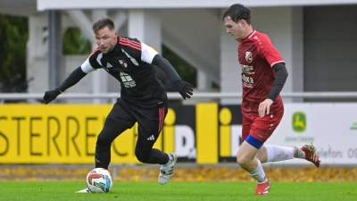 Sebastian Neuner (in Schwarz) besorgte das frühe 1:0 für Leuterhausen im Spiel gegen Dietenhofen (in Rot Tobias Scheiderer). Der TVL siegte am Ende mit 3:1. (Foto: Martin Rügner)