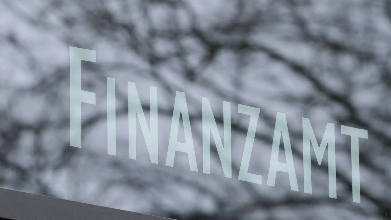 Zur Abgabe einer Steuererklärung verpflichtet? Dann kann das Finanzamt bei Fristversäumnis einen Verspätungszuschlag erheben. (Foto: Bernd Weißbrod/dpa)