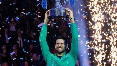 Novak Djokovic jubelt mit seiner Trophäe nach seinem Sieg. (Foto: Antonio Calanni/AP/dpa)