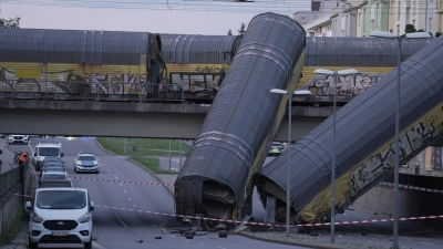 Die Waggons stürzten von einer Brücke. (Foto: Ehsan Monajati/dpa)