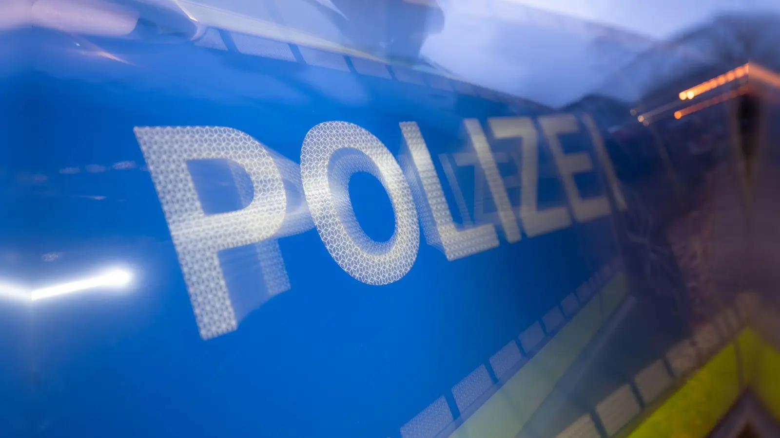 Die Polizei Rothenburg sucht aktuell nach der Tatverdächtigen in einem Juwelier-Diebstahl. (Symbolbild: Marijan Murat/dpa)