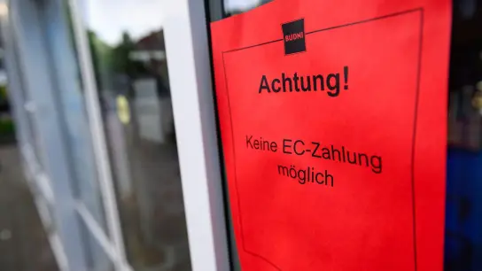 Nach dem großflächigen Ausfall vieler Zahlungsterminals im deutschen Einzelhandel vor einigen Wochen werden Rufe nach Konsequenzen laut. (Foto: Jonas Walzberg/dpa)