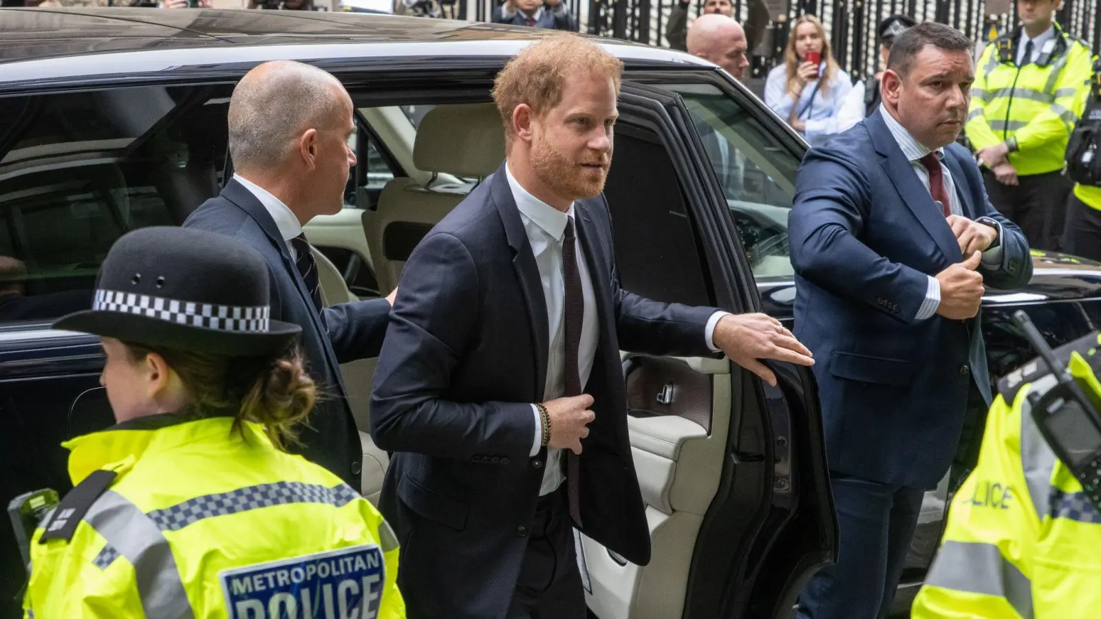 Prinz Harry auf dem Weg zum Gericht in London. (Foto: Jeff Moore/PA Wire/dpa)