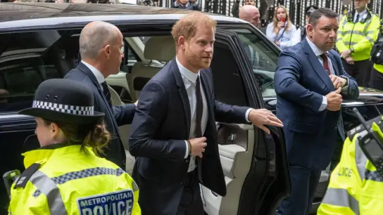 Prinz Harry auf dem Weg zum Gericht in London. (Foto: Jeff Moore/PA Wire/dpa)