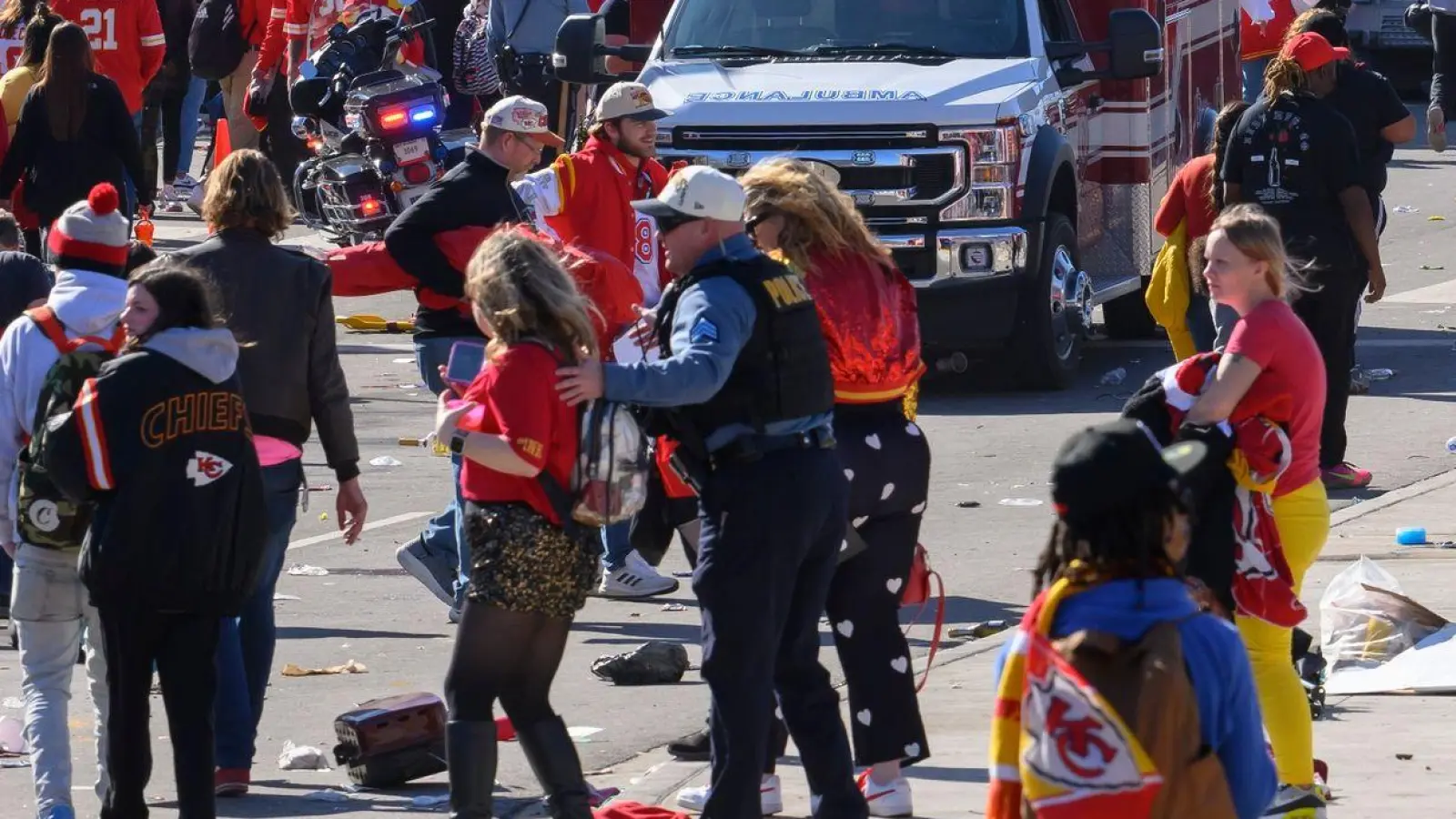 Nach den Schüssen, die im Anschluss an die Siegesparade für die Kansas City Chiefs fielen, räumt die Polizei das Gelände. (Foto: Reed Hoffmann/AP/dpa)