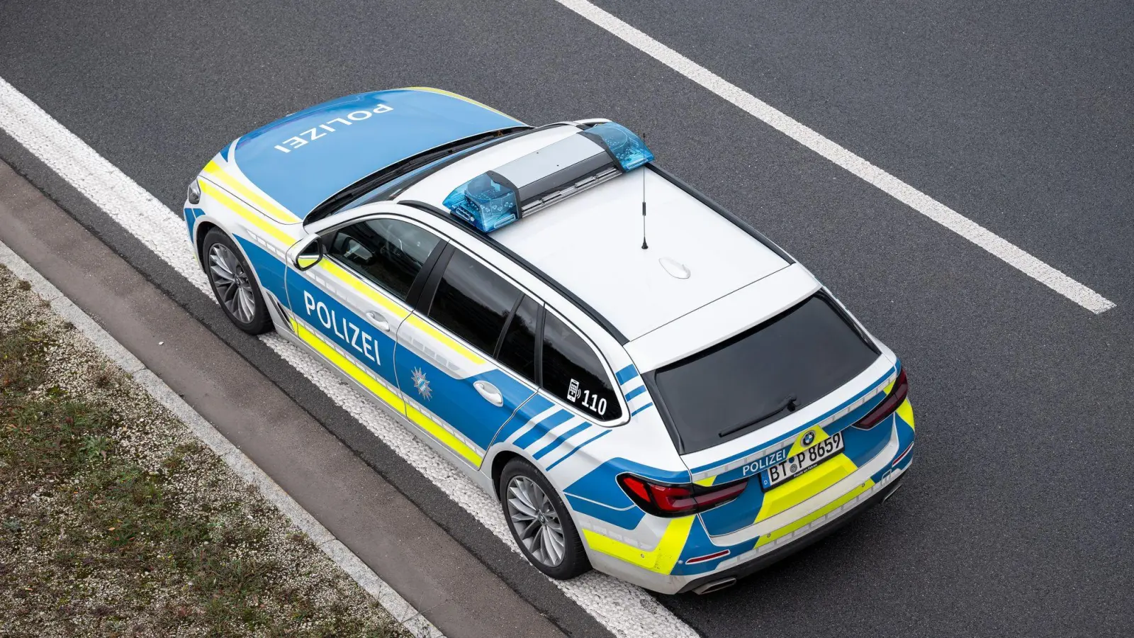 Der Einsatz auf der Autobahn 73 gestaltete sich für die Kräfte von Polizei, Rettungsdienst und Feuerwehr besonders schwierig. (Symbolbild) (Foto: Daniel Vogl/dpa)