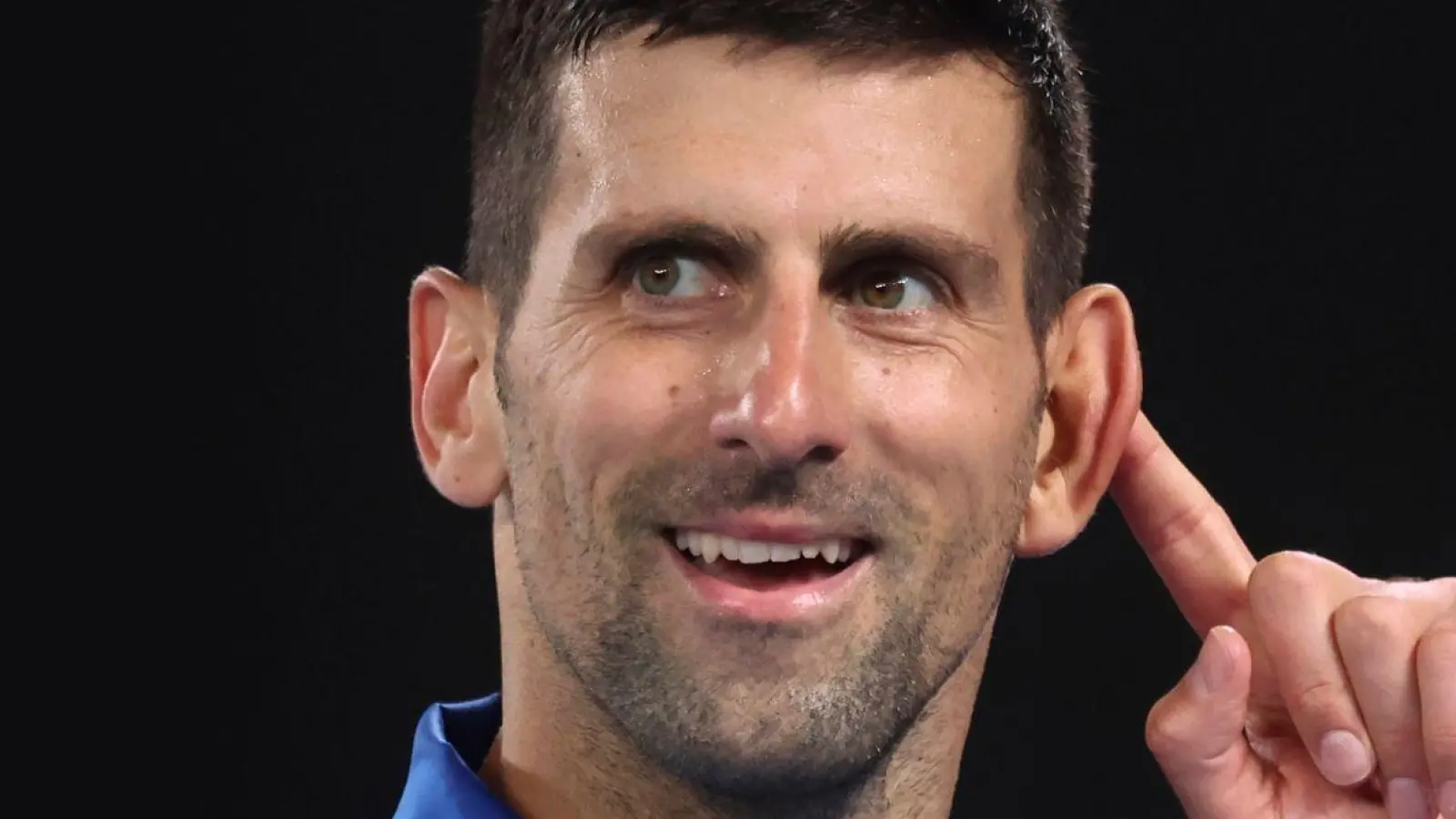 Verwandelte gegen den Argentinier Tomas Martin Etcheverry nach 2:28 Stunden seinen ersten Matchball: Novak Djokovic. (Foto: Asanka Brendon Ratnayake/AP/dpa)