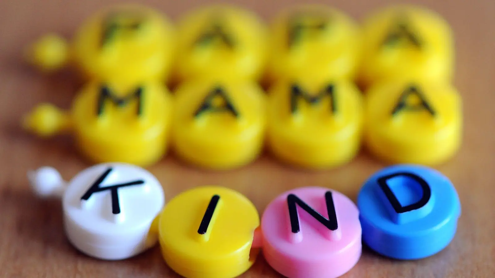 Viele der adoptieren Kinder bleiben im engeren Familienkreis. (Symbolbild) (Foto: Jens Kalaene/dpa-Zentralbild/dpa-tmn)