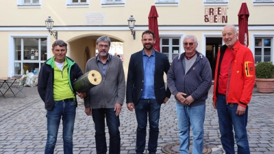 Gerhard Bauer, Günther Ries, Schirmherr MdL Martin Stümpfig, Hans Schmid und Willi Krauss (von links) vom Bund Naturschutz laden zum Tag der erneuerbaren Energien ein. (Foto: Thomas Schaller)