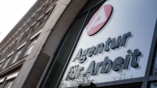 Der Schriftzug „Agentur für Arbeit” steht auf einem Gebäude. (Foto: Jens Kalaene/dpa-Zentralbild/dpa/Symbolbild)