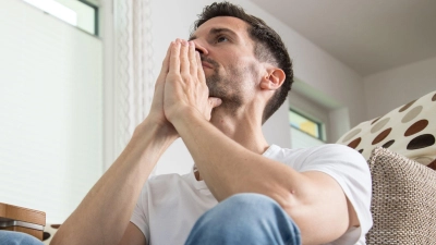 Erst mal den Kopf freibekommen: Wer innerhalb einer gewissen Zeitspanne viele Entscheidungen treffen musste, sollte dem Gehirn Ruhe gönnen. (Foto: Christin Klose/dpa-tmn)
