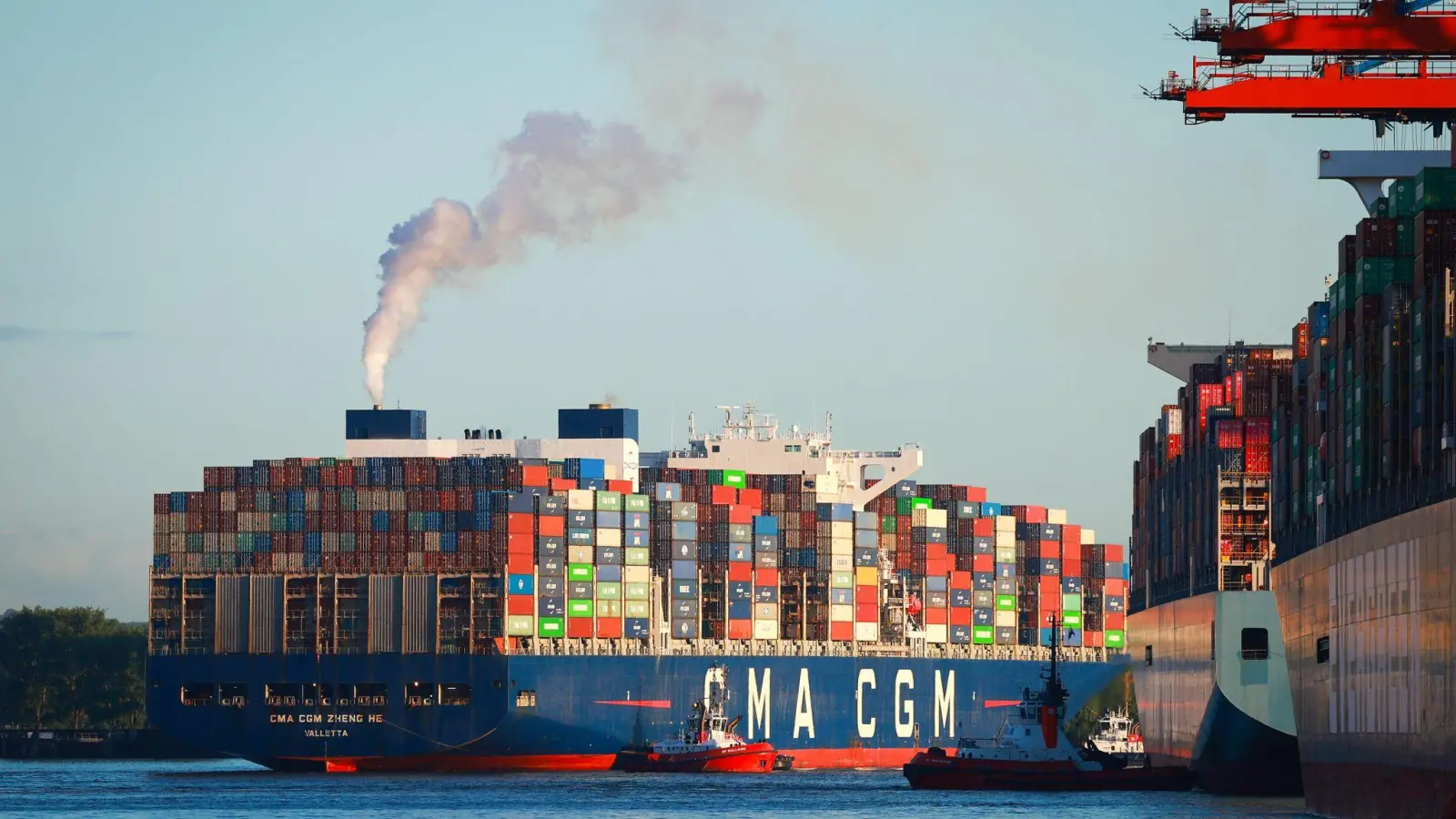 Ein Containerschiff legt im Hamburger Hafen an. (Foto: Christian Charisius/dpa)