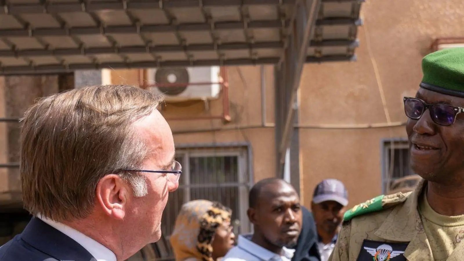 Boris Pistorius wird in Niamey von Salifou Modi, General der nigrischen Armee, begrüßt. (Foto: Prawos/BMVG/dpa)