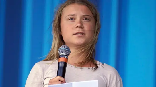 Die schwedische Klimaaktivistin Greta Thunberg steht während des Glastonbury Festivals auf der Bühne und spricht zum Publikum. Jetzt bringt sie ein großes Klimabuch heraus.) (Foto: Yui Mok/PA/dpa)