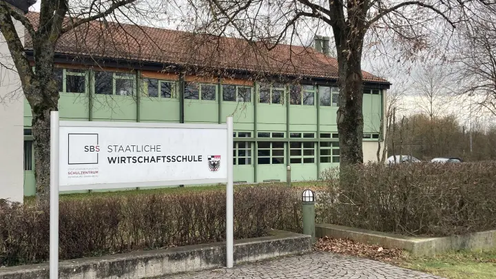 An der Staatlichen Wirtschaftsschule in Dinkelsbühl soll im Rahmen eines Pilotversuchs eine fünfte Klasse eingeführt werden. (Foto: Ben Kreiner)