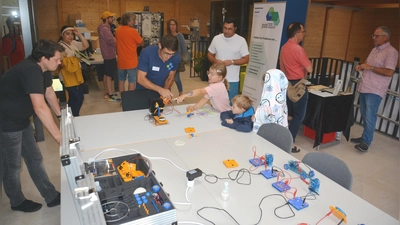 Technik begeistert alle Generationen, hier wurde die Funktion von Windenergie erklärt (Foto: Peter Tippl)