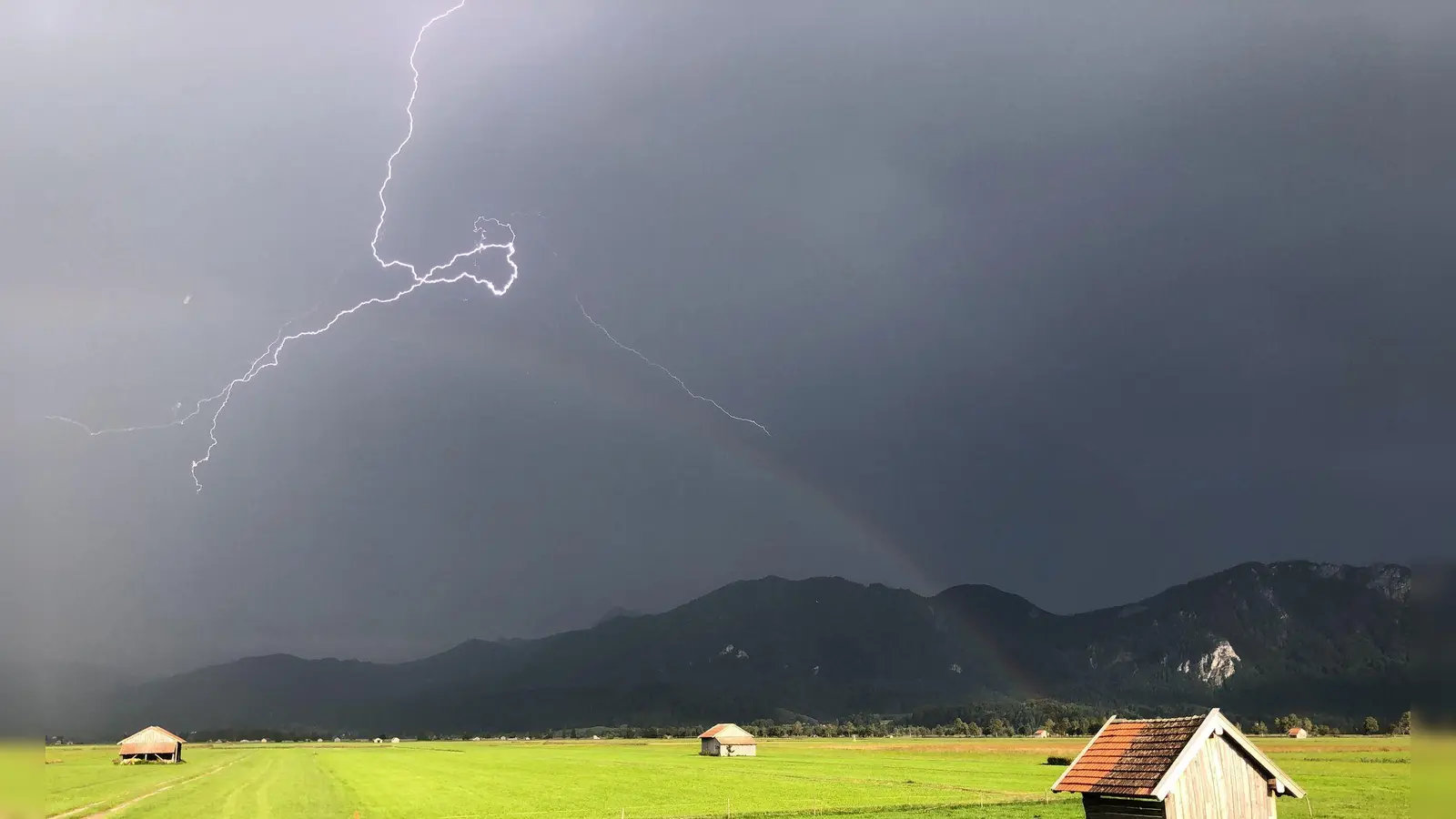 Gewitter, Hagel, Starkregen und Sonne - all das hält das Sommerwetter für Menschen in Bayern in den nächsten Tagen parat. (Symbolbild) (Foto: Valentin Gensch/dpa/dpa-tmn)