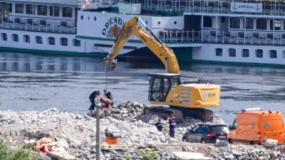 Mitarbeiter der Kampfmittelbeseitigung Sachsen transportieren während der Entschärfung am Fundort eine 250 Kilogramm schwere Weltkriegsbombe ab. (Foto: Robert Michael/dpa)