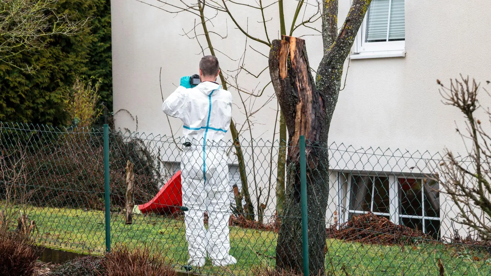 Nach dem Fund der Leichen sicherten Spezialisten Spuren rund um das Mehrfamilienhaus in Strullendorf. (Archivbild) (Foto: Daniel Vogl/dpa)