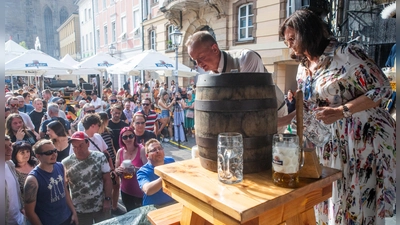 Oberbürgermeister Thomas Deffner und Elisabeth Kitzmann von der Brauerei Tucher schenken das Freibier des ersten Fasses auf dem Martin-Luther-Platz aus. (Foto: Evi Lemberger)