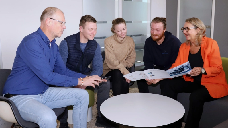 Hier im Gespräch mit Karin Bucher (rechts) von der IHK und Joachim Fuoss (links) von der Handwerkskammer: Die jungen Selbstständigen Matthias (2. von links), Anja und Steffen Christ arbeiten in ihrem Metallbauunternehmen in Burgoberbach zusammen. (Foto: Oliver Herbst)