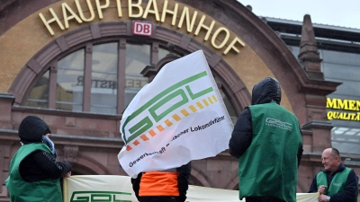 Im Tarifkonflikt zwischen der Deutschen Bahn und der Gewerkschaft Deutscher Lokomotivführer drohte am Dienstag eine Eskalation. (Archivbild) (Foto: Martin Schutt/dpa)