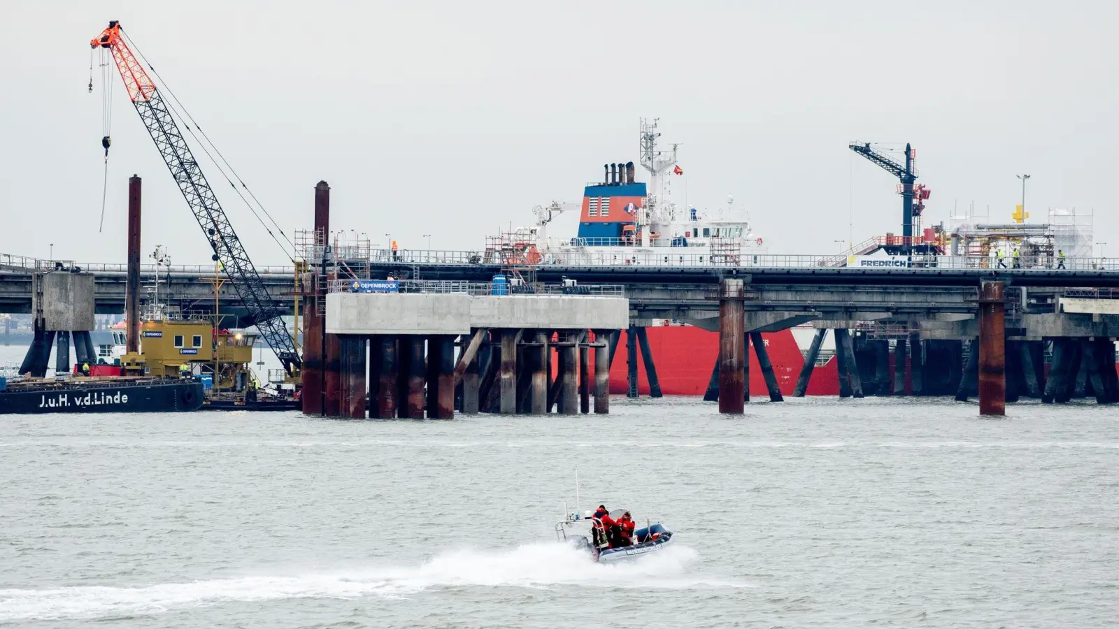 Ein Schnellboot der Wasserschutzpolizei fährt  vor dem Anleger für das LNG-Terminal: Noch im Dezember soll ein mit Flüssigerdgas beladenes Spezialschiff dort anlegen. (Foto: Hauke-Christian Dittrich/dpa)
