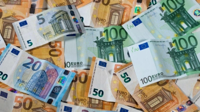 Die Linke will Superreiche höher besteuern. (Illustration) (Foto: Jens Büttner/zb/dpa)