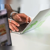 Dienst-Messenger werden längst nicht nur für Berufliches genutzt. Aber wie privat sind die privaten Konversationen?  (Foto: Oliver Berg/dpa/dpa-tmn)