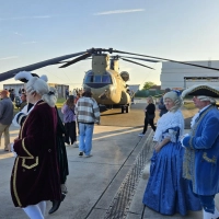 In vergangenen Jahren traf zum Independence Day am 4. Juli schon mal eine Ansbacher Historiengruppe auf einen Hubschrauber: Falls das 2026 wieder passiert, wird die Öffentlichkeit nichts davon mitbekommen. (Archivbild: Wolfgang Grebenhof)