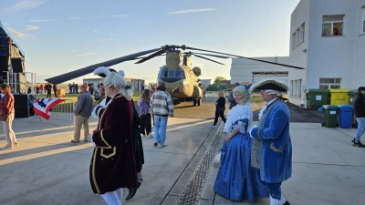 In vergangenen Jahren traf zum Independence Day am 4. Juli schon mal eine Ansbacher Historiengruppe auf einen Hubschrauber: Falls das 2026 wieder passiert, wird die Öffentlichkeit nichts davon mitbekommen. (Archivbild: Wolfgang Grebenhof)
