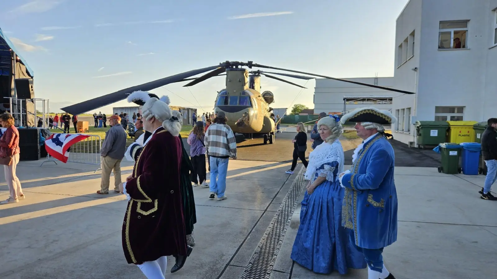 In vergangenen Jahren traf zum Independence Day am 4. Juli schon mal eine Ansbacher Historiengruppe auf einen Hubschrauber: Falls das 2026 wieder passiert, wird die Öffentlichkeit nichts davon mitbekommen. (Archivbild: Wolfgang Grebenhof)