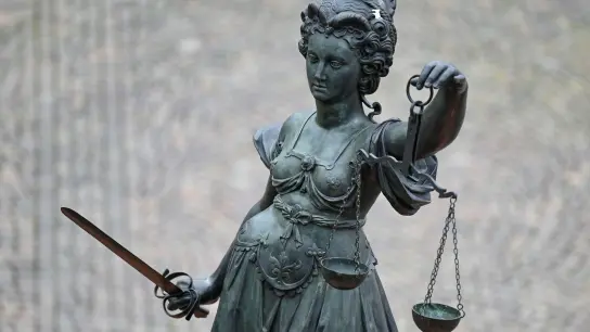 Eine Statue der Justitia hält eine Waage und ein Schwert in der Hand. (Foto: Arne Dedert/dpa/Symbolbild)