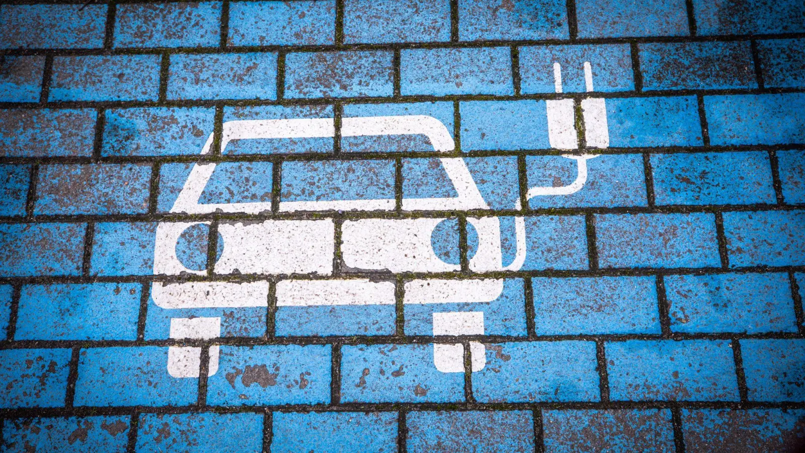 Wo und wie Elektroautos geladen werden können, spielt für ihre Verbreitung eine wichtige Rolle. (Archivbild) (Foto: Jens Büttner/dpa)