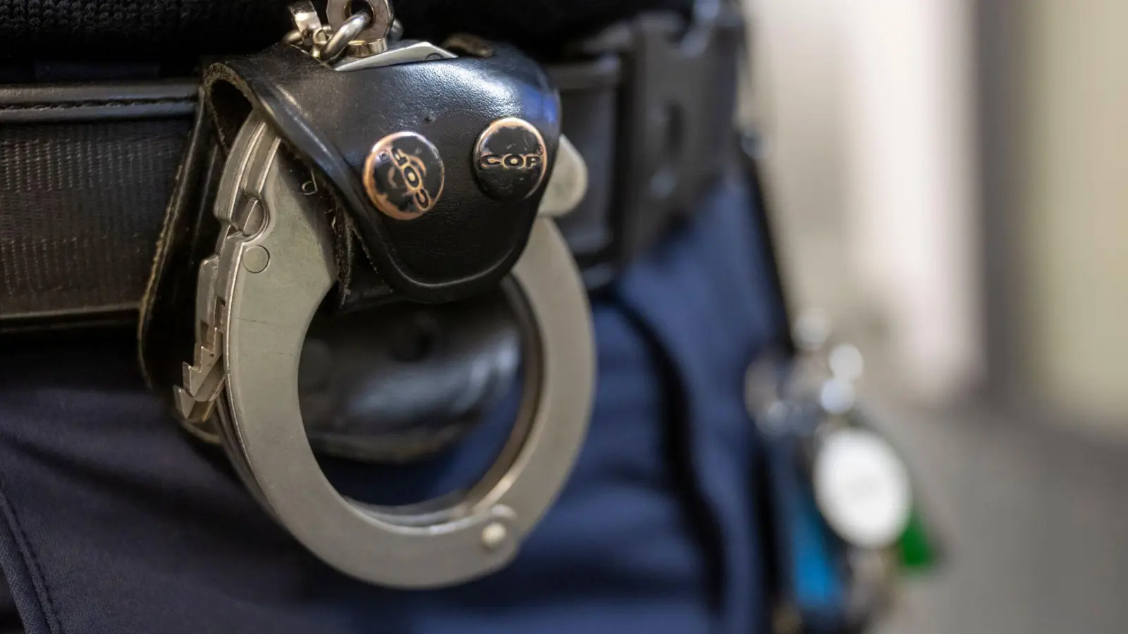 Nach der Verwüstung mehrerer Kirchen im Landkreis Traunstein ermittelt die Polizei wegen gemeinschädlicher Sachbeschädigung und Hausfriedensbruch. (Symbolbild) (Foto: Peter Kneffel/dpa)